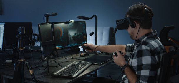 Developer playing a VR game or simulator - Foto, Bild