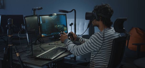 Sviluppatore che gioca a un gioco VR o a un simulatore
 - Foto, immagini