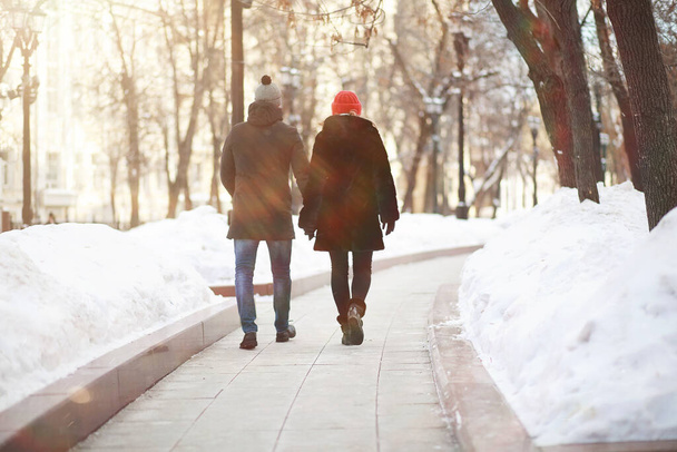 Jong stel loopt door de winter cit - Foto, afbeelding