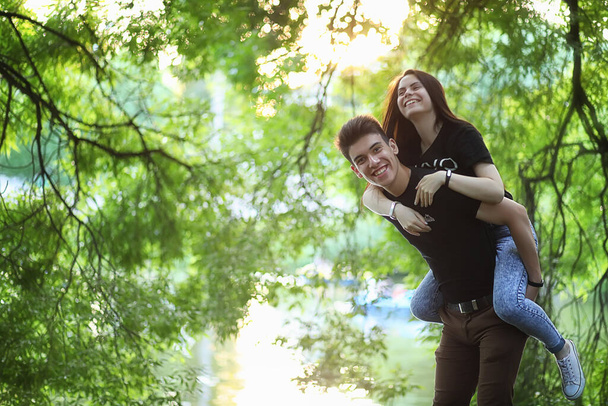 Młoda para na pierwszej randce w parku miejskim - Zdjęcie, obraz