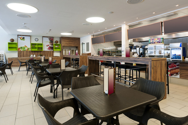 Grand restaurant self-service avec intérieur en bois et rotin et bar de lecture longue
 - Photo, image