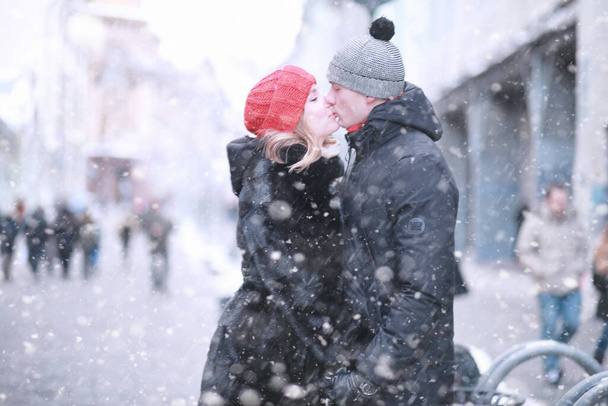 junges Paar spaziert durch den Winter - Foto, Bild