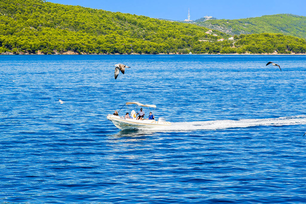 Kornati near Zadar, Croatia - AUG 18, 2019: Scenic view of bay Mediterranean Sea and luxury motor boat at the coast of blue lagoon of paradise island in Dalmatia, Croatia, Europe - Foto, afbeelding
