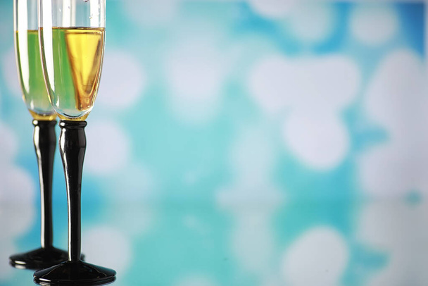 Hintergrund mit hohen Gläsern für Sekt. Champagnerspray in Glasgläsern. Feierlicher Umtrunk mit Besinnung. - Foto, Bild
