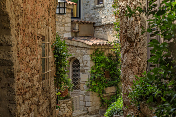 フランス南部の絵のような中世の街の狭い通りにある古い建物の石造りの外観、地中海に沿って - 写真・画像
