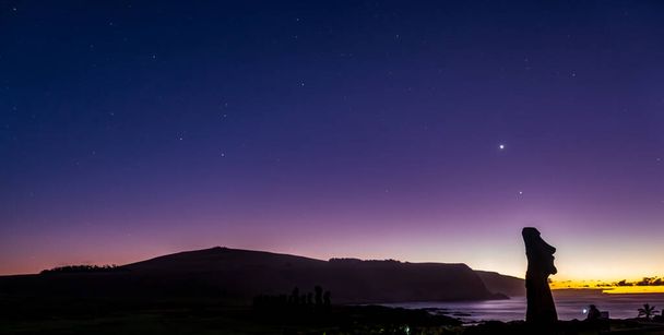 Noche sobre la plataforma Ahu Tongariki moai en Isla de Pascua
 - Foto, imagen