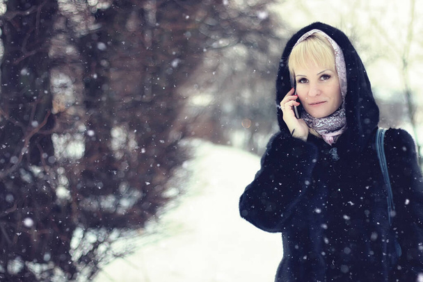 Dziewczyna talk zima śnieg telefon - Zdjęcie, obraz