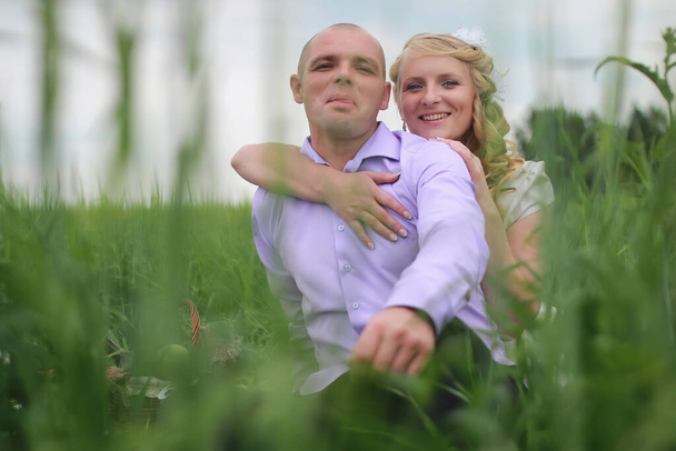 Закохані пари гуляють в зеленому полі в літній день
 - Фото, зображення