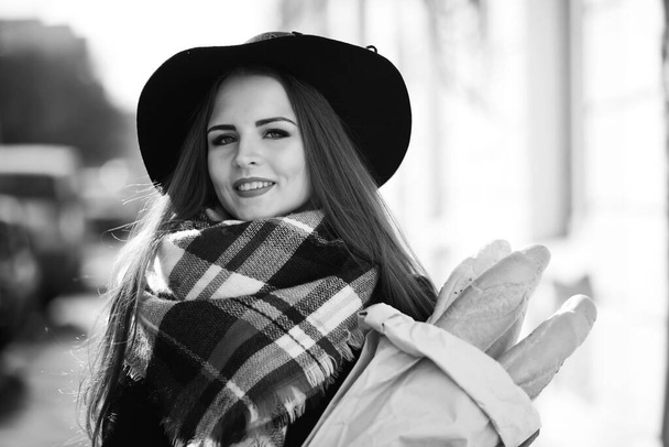 Foto em preto e branco de uma jovem no passeio
 - Foto, Imagem