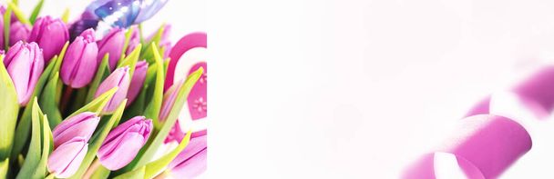 Μπουκέτο από όμορφες ροζ τουλίπες σε ένα λευκό backgroun - Φωτογραφία, εικόνα