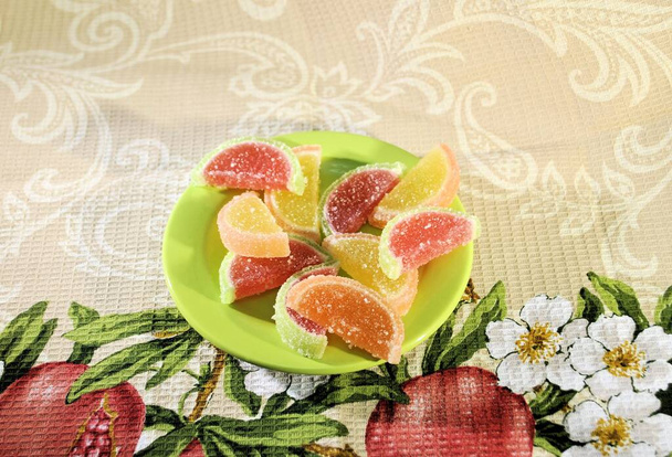 Şekerli meyve jölesi aperatif gurme yemek meyveli marmelat yeşili tabak arka planı   - Fotoğraf, Görsel