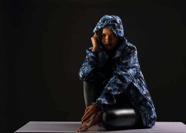 Mujer asiática practica yoga y meditación con brazos extendidos, piernas y rodillas, señora sentarse en el suelo para equilibrar la mentalidad tranquila, usar el concepto de vestido impermeable azul
 - Foto, Imagen