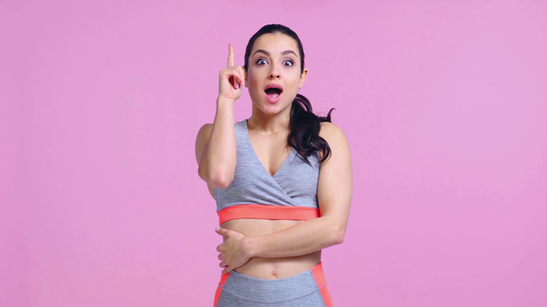 σπορ γυναίκα έχοντας ιδέα απομονώνονται σε ροζ  - Πλάνα, βίντεο