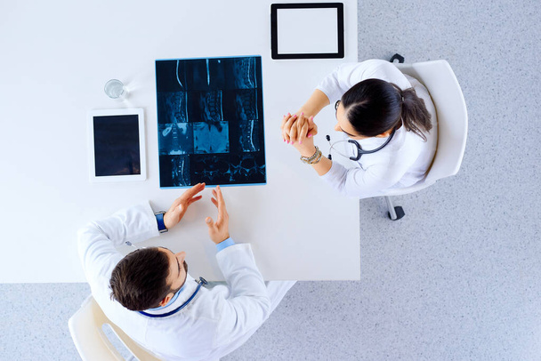 病院、医療、医療、手術の概念で脊椎X線とクリップボードを持つ医師または外科医  - 写真・画像