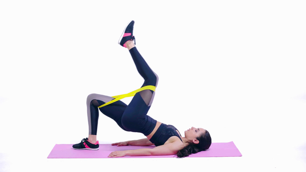 mujer deportiva haciendo ejercicio con elásticos aislados en blanco
  - Metraje, vídeo