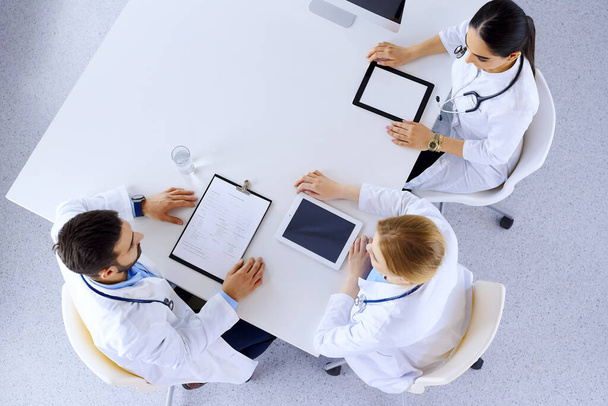 Arztgruppe mit Gadgets im Krankenhaus, Draufsicht - Foto, Bild