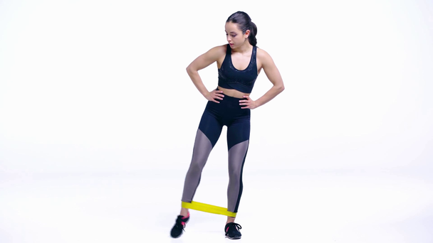 спортивная девушка упражнения с эластичностью изолированы на белом
  - Кадры, видео
