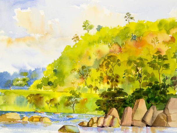 Aquarelle paysage peinture originale colorée de la rivière et de la forêt de montagne avec un fond nuageux ciel, dans la nature beauté arbres d'automne tropicaux. Impressionniste peint, image d'illustration
 - Photo, image