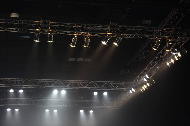 Лампы рассеянного света, движущееся освещение на конструкции стойки в сценическом событии
 - Фото, изображение
