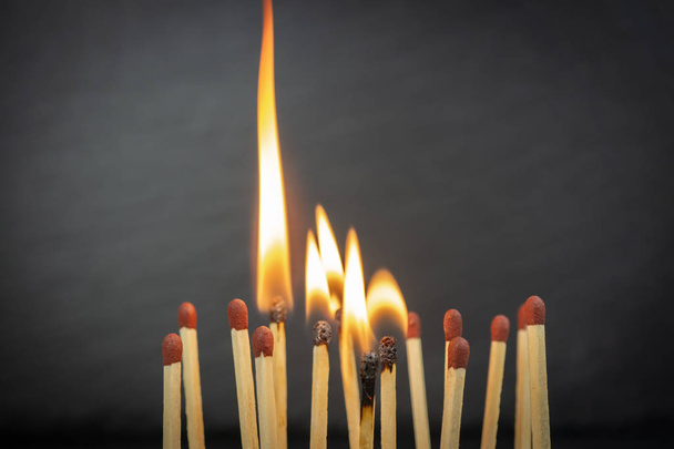 A group of matches, some of which are burning - Foto, immagini