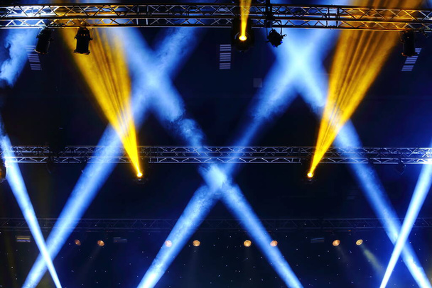 Par Lights gerendák Spotlight ray mozgó világítás állvány építése színpadi esemény - Fotó, kép
