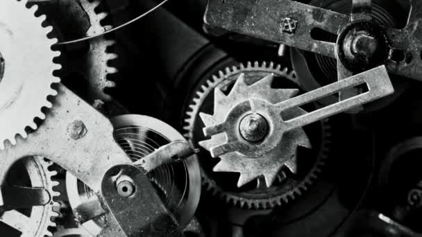 Antiguo mecanismo de reloj vintage de trabajo macro blanco y negro 4K
 - Metraje, vídeo