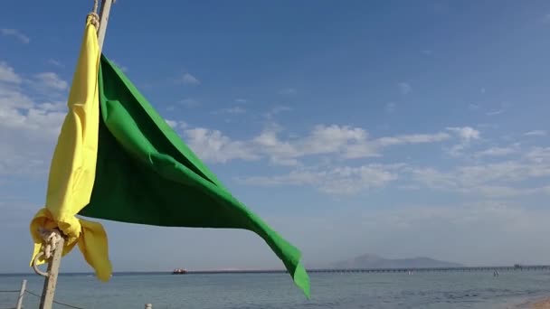 Vihreä lippu liikkuu tuulessa
 - Materiaali, video
