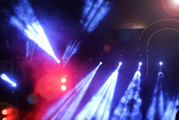 Rendimiento de iluminación móvil en la construcción rayo de haz de luz hacia abajo en color azul amarillo, en la rampa de escenario concierto y desfile de moda con humo
 - Foto, Imagen