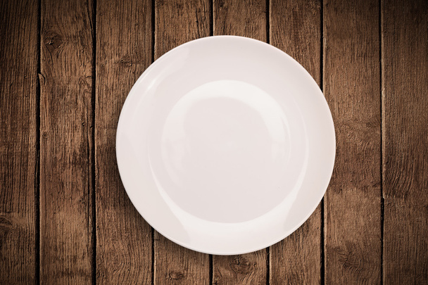 Colorful empty plate on grungy background table - Zdjęcie, obraz