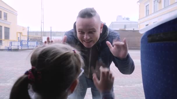 Père dit au revoir à sa fille sur le quai de la gare
 - Séquence, vidéo