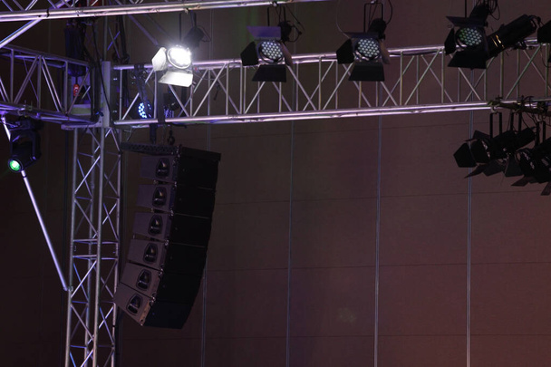 Rendimiento iluminación móvil en la construcción rayo de haz de luz hacia abajo en color azul amarillo, en la rampa de escenario concierto y desfile de moda
 - Foto, Imagen