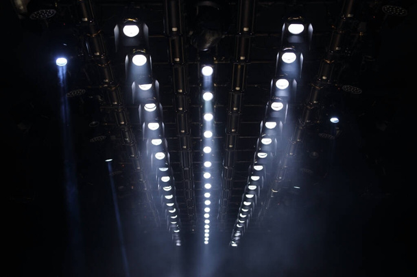 Veel Par Led Lights balken Spotlight ray bewegende verlichting op rack constructie plafond, voor Fashion Show Event prestaties in donkere zaal voor mode-show stijl versierde vloer - Foto, afbeelding