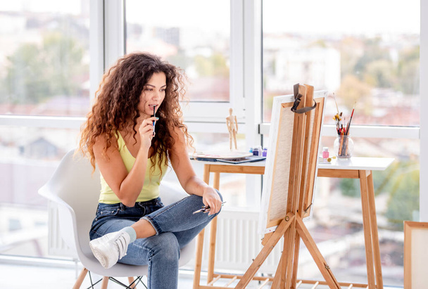 Girl painter making new picture - 写真・画像