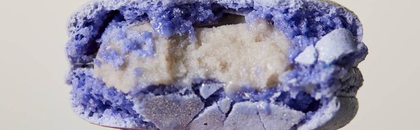 Nahaufnahme von lila köstlich gebissen bunten französischen Makronen isoliert auf weiß, Panoramaaufnahme - Foto, Bild