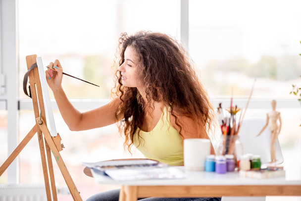 Girl painter making new picture - Fotoğraf, Görsel