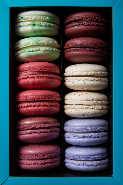 vista superior de una variedad de deliciosos macarrones franceses coloridos en caja
 - Foto, Imagen