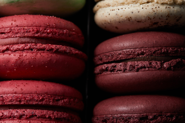 close up view of assorted delicious colorful french macaroons - Foto, afbeelding
