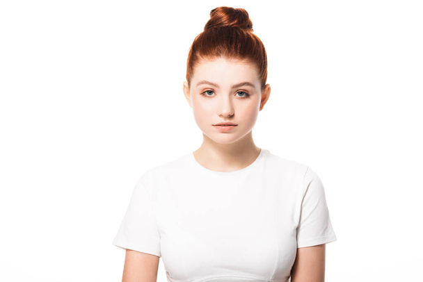 schöne weibliche Teenager mit sauberer Haut in weißem T-Shirt, isoliert auf weiß  - Foto, Bild