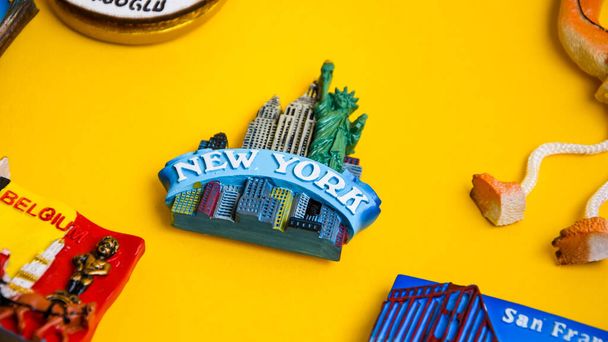 Sarı zemin üzerinde New York mıknatısı, özgürlük heykeli, seyahat konsepti, Amerika Birleşik Devletleri, Usa - Fotoğraf, Görsel