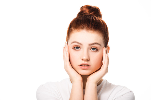attraente teen girl toccare il viso con la pelle pulita, isolato su bianco
  - Foto, immagini