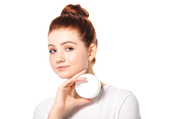 adolescente chica con perfecta piel sosteniendo contenedor de plástico con crema cosmética, aislado en blanco
 - Foto, imagen
