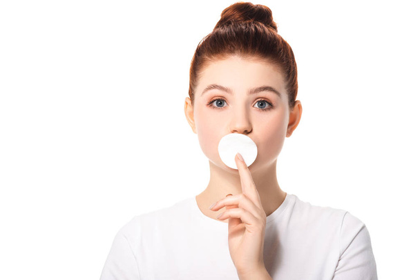 muchacha adolescente sorprendida con la piel perfecta celebración de esponja de algodón, aislado en blanco
 - Foto, imagen