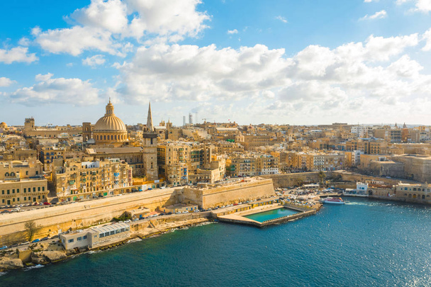 Vista panorámica aérea de la ciudad de La Valeta - país capital de Malta. Mar Mediterráneo. Cielo azul con nubes
 - Foto, Imagen