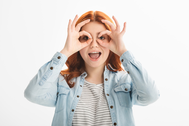 mooie grappig vrouwelijke tiener met bril uit de handen, geïsoleerd op wit - Foto, afbeelding