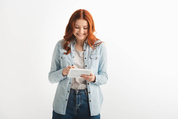 hermoso adolescente sonriente usando tableta digital, aislado en blanco
 - Foto, Imagen
