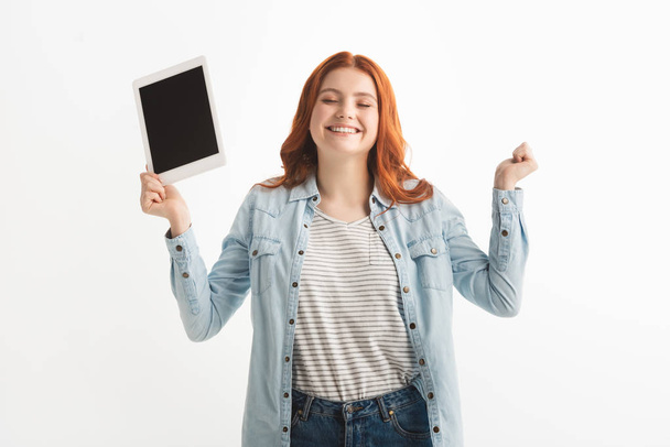 schöne aufgeregte Teenager zeigt digitale Tablette mit leerem Bildschirm, isoliert auf weiß - Foto, Bild