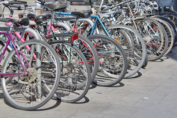 велосипеды в городе - Фото, изображение