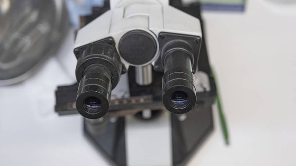 Primo piano del microscopio medico. Lente scientifica per microscopio. Un microscopio - uno strumento utilizzato per vedere oggetti molto piccoli
 - Foto, immagini