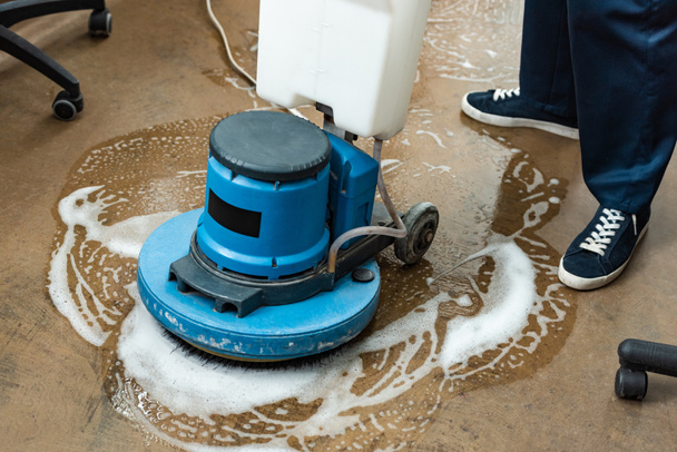 oříznutý pohled na čistší mycí podlahu s čisticím strojem - Fotografie, Obrázek