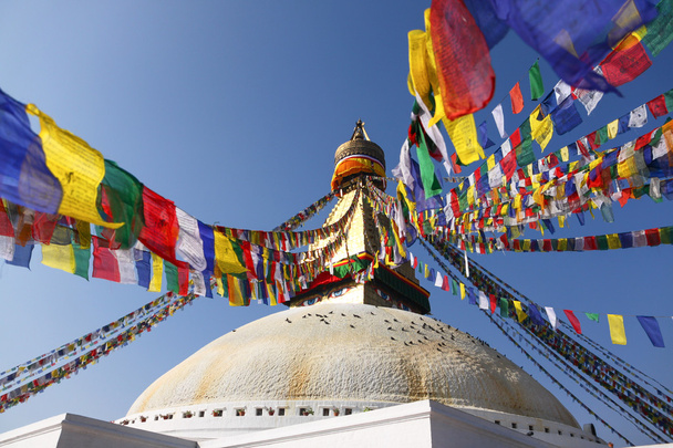 Bodhnath stupa com bandeira colorida
 - Foto, Imagem